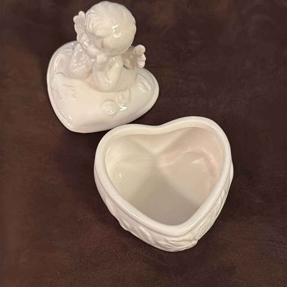 Porcelain Ivory Cherub Trinket Heart Box - Picture 4 of 6